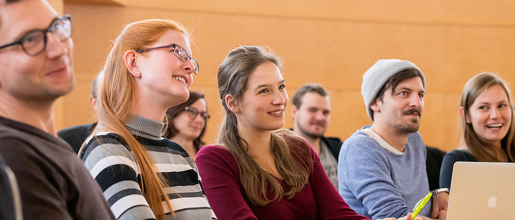 Students in the lecture hall of the Munich Institute of Biomedical Engineering. (Image: Astrid Eckert /TUM)