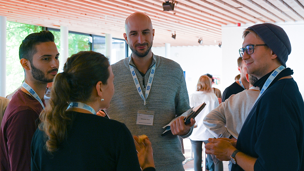 Participants discussing during the Bioengineering Autumn School 2022.  Image: Carolin Lerch / TUM