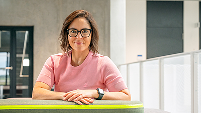 Prof. Berna Özkale Edelmann entwickelte zusammen mit Forschenden in ihrem Microrobotic Bioengineering Lab an der Technischen Universität München (TUM) ein System, in dem sich Stammzellen durch mechanische Stimulation in Knochenzellen verwandeln können. Bild: Astrid Eckert / TUM