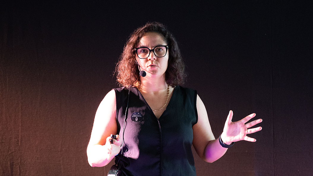 Prof. Berna Özkale Edelmann presents how „microtaxis“ (TACSI-microrobots) can travel between cells and collect information. Image: Carolin Lerch / TUM
