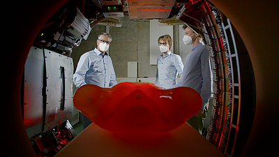 Professor Franz Pfeiffer (left) with two employees at the computer tomograph in the Munich Institute of Biomedical Engineering. Image: bavariaone