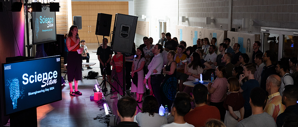 Engaging slams and an engaged audience at MIBE’s Science Slam during the Bioengineering Day 2024. Lisa Budzinski, herself a scientist and TV host of ZDF’s Terra Xplore, moderated the event. Image: Carolin Lerch / TUM
