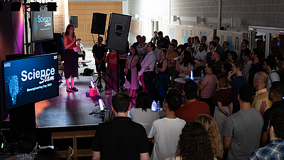 Engaging slams and an engaged audience at MIBE’s Science Slam during the Bioengineering Day 2024. Lisa Budzinski, herself a scientist and TV host of ZDF’s Terra Xplore, moderated the event. Image: Carolin Lerch / TUM