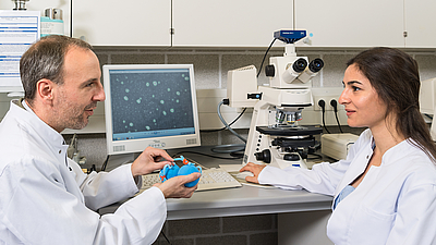 Prof. Oliver Lieleg und Ceren Kimna forschen an Nanopartikeln, die Medikamente zielgenau in die entsprechenden Zellen bringen. Bild: Uli Benz / TUM 