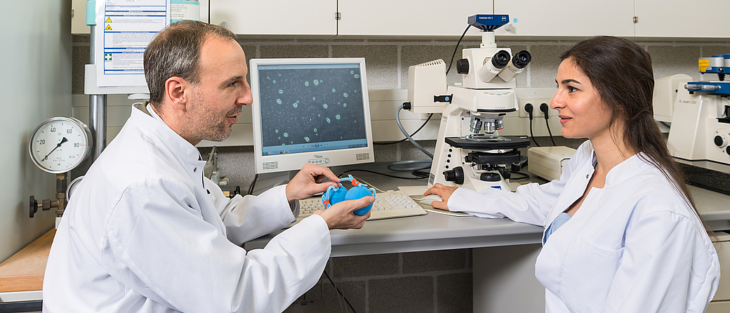 Prof. Oliver Lieleg und Ceren Kimna forschen an Nanopartikeln, die Medikamente zielgenau in die entsprechenden Zellen bringen. Bild: Uli Benz / TUM 