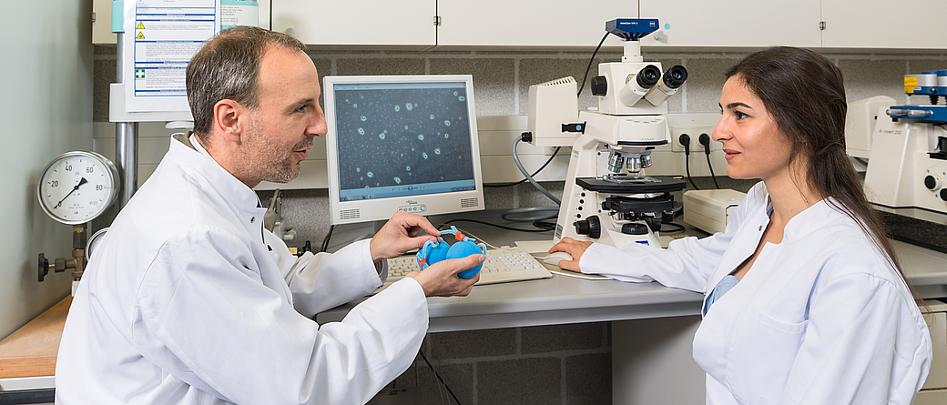 Prof. Oliver Lieleg and Ceren Kimna are conducting research on nanoparticles that release drugs precisely into the affected cells. Image: Uli Benz / TUM 