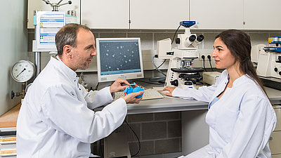 Prof. Oliver Lieleg and Ceren Kimna are conducting research on nanoparticles that release drugs precisely into the affected cells. Image: Uli Benz / TUM Prof. Oliver Lieleg and Ceren Kimna are conducting research on nanoparticles that release drugs precisely into the affected cells. Image: Uli Benz / TUM