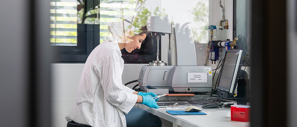 Ceren Kimna, Doktorandin an der Technischen Universität München (TUM), begutachtet den neu entwickelten Film zur Wundheilung. Bild: Astrid Eckert / TUM