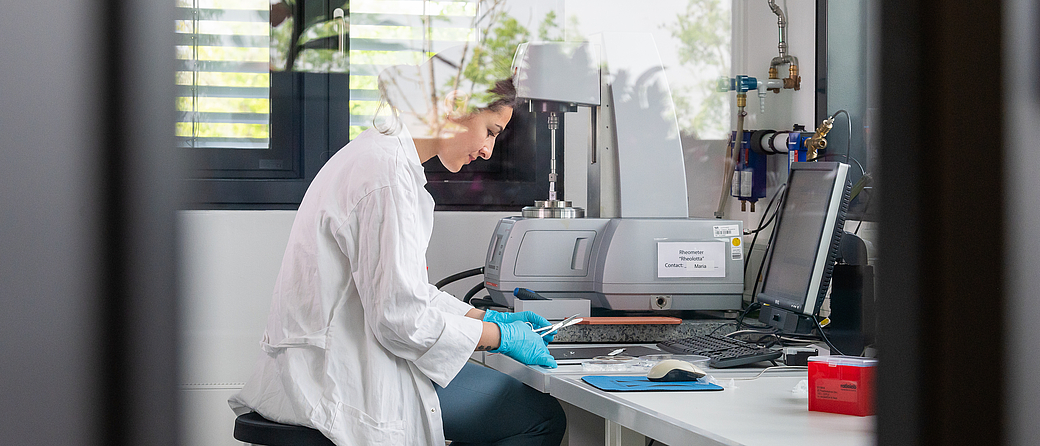 Ceren Kimna, doctoral candidate at the Technical University of Munich, examines the newly developed film for wound healing. Image: Astrid Eckert / TUM