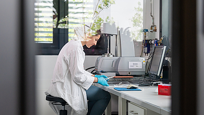 Ceren Kimna, doctoral candidate at the Technical University of Munich, examines the newly developed film for wound healing. Image: Astrid Eckert / TUM