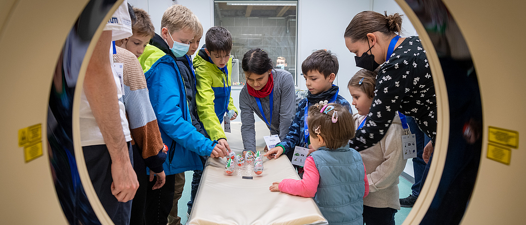 X-ray scanning of chocolate eggs at MIBE. Image: Andreas Heddergott / TUM