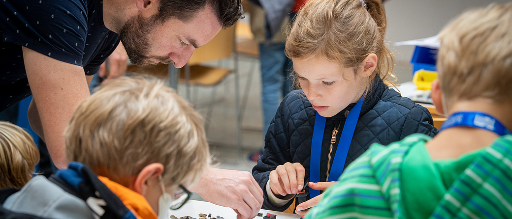 Building the Munich Compact Light Source, part of the MIBE research infrastructure, as Lego model. Image: Andreas Heddergott / TUM