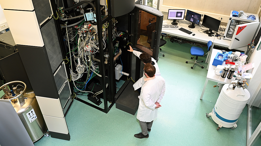 View of the technical inner workings with opened protective housing of the Titan Krios TEMs  Image: Carolin Lerch / TUM