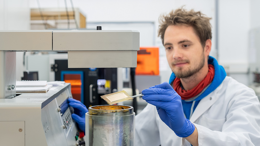 Doctoral candidate Lukas Hiendlmeier working on the self-folding electrodes. Image: Andreas Heddergott / TUM