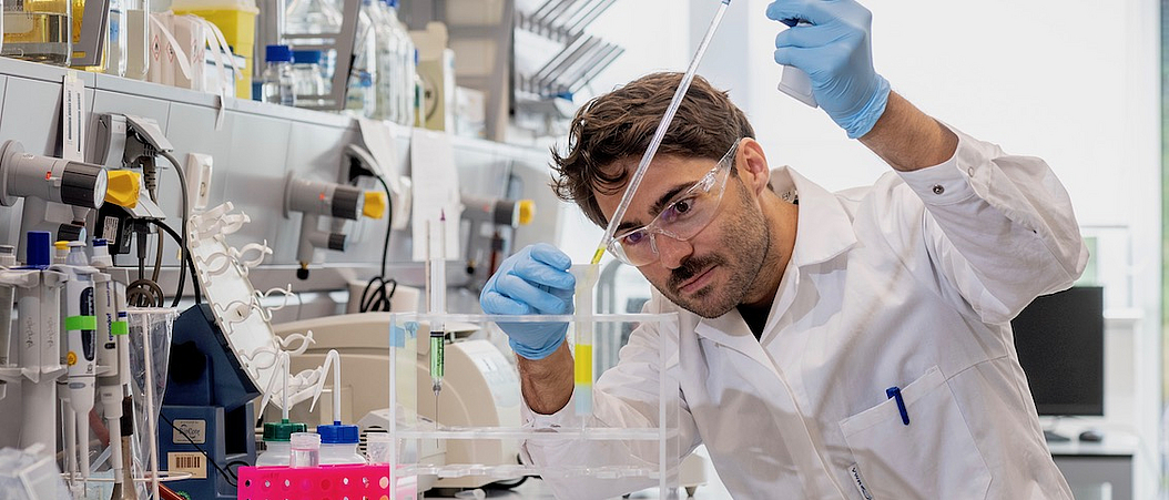 Working in the lab Image: Andreas Heddergott / TUM Working in the lab Image: Andreas Heddergott / TUM