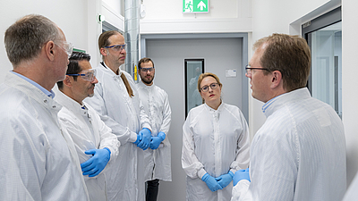 Representatives from TUM and ITM visit the production laboratories. Image: ITM Isotope Technologies