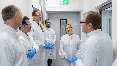 Vertreter von TUM und ITM besichtigen die Produktionslabors. Bild: ITM Isotope Technologies
