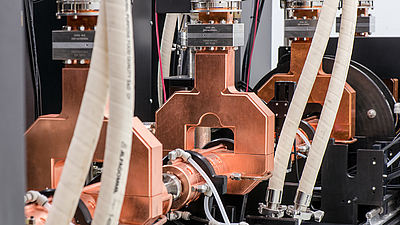 Blick entlang des Elektronenbeschleunigers mit Kupferhohlleitern für Mikrowellen. Bild: Andreas Heddergott / TUM