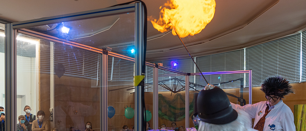 Chemical theater show at the Munich Institute of Biomedical Engineering MIBE). Image: Andreas Heddergott / TUM