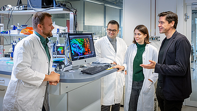 Das Team hat eine neue Methode entwickelt, um neue große Proteine zu designen. Links: Erstautor Christopher Frank, rechts: Prof. Hendrik Dietz. Bild: Andreas Heddergott / TUM