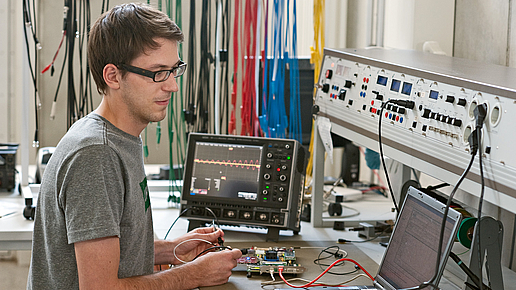 Measurements on an NMR receiver amplifier at MIBE  Image: Astrid Eckert, Andreas Heddergott / TUM