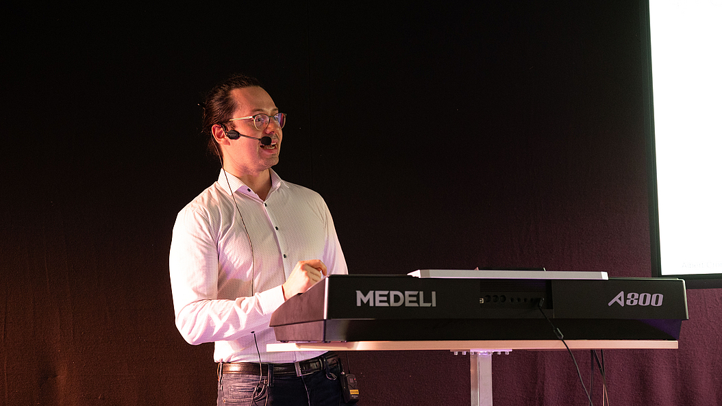 Doctoral candidate Albert Croner introduces the Science Slam guests to the science of hearing. Image: Carolin Lerch / TUM
