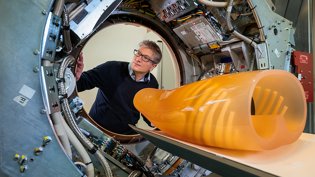 Prof. Dr. Franz Pfeiffer with the dark-field CT scanner. Picture: Astrid Eckert / TUM