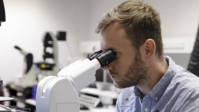 Erstautor Benedikt Buchmann am Mikroskop. Durch zeitaufgelöste Beobachtung der Zellen konnte das Forschungsteam die Wechselwirkungen zwischen den Organoid-Zellen und dem umgebenden Kollagen im Detail verfolgen. Bild: M. Kratzer / TUM