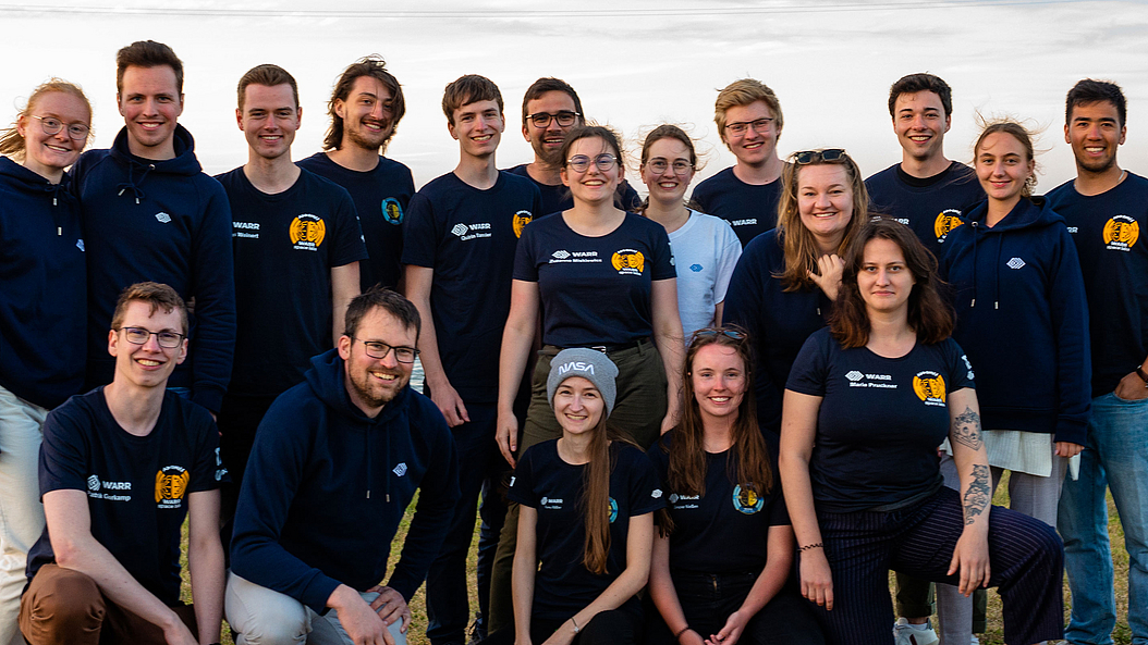 Team effort: Fanny Rössler (front centre with cap) and the WARR space labs directly before the rocket launch in Cape Canaveral. 