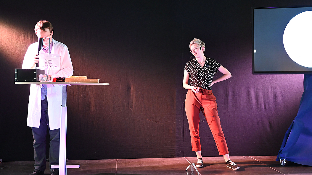 Dr. Martin Dierolf (left) and Franziska Hinterdobler present how to look at the inside of samples without cutting them open. Image: Carolin Lerch / TUM