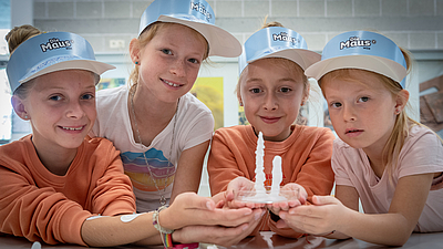 Schatzkarten, Experimente zum Mitmachen und strahlende Kinder: Zahlreiche Besucher:innen erkundeten am 3. Oktober die Mitmach-Stationen und Führungen auf dem Forschungscampus Garching. Bild: Andreas Heddergott / TUM