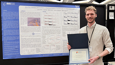 Lukas Driendl, doctoral candidate in the research group “Bio-inspired Information Processing”, at a conference in Orlando. He investigates how the auditory nerve responds to electrical simulation. Image: Werner Hemmert / TUM