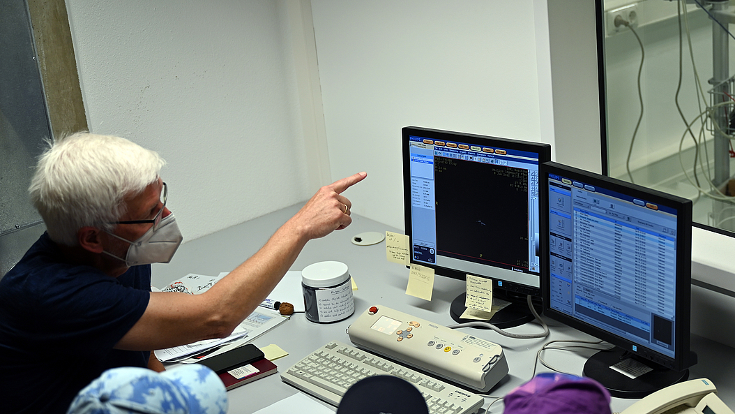 Dr. Klaus Achterhold erklärt, wie man Aufnahmen mit einem Computertomographen macht. Dr. Klaus Achterhold erklärt, wie man Aufnahmen mit einem Computertomographen macht.
