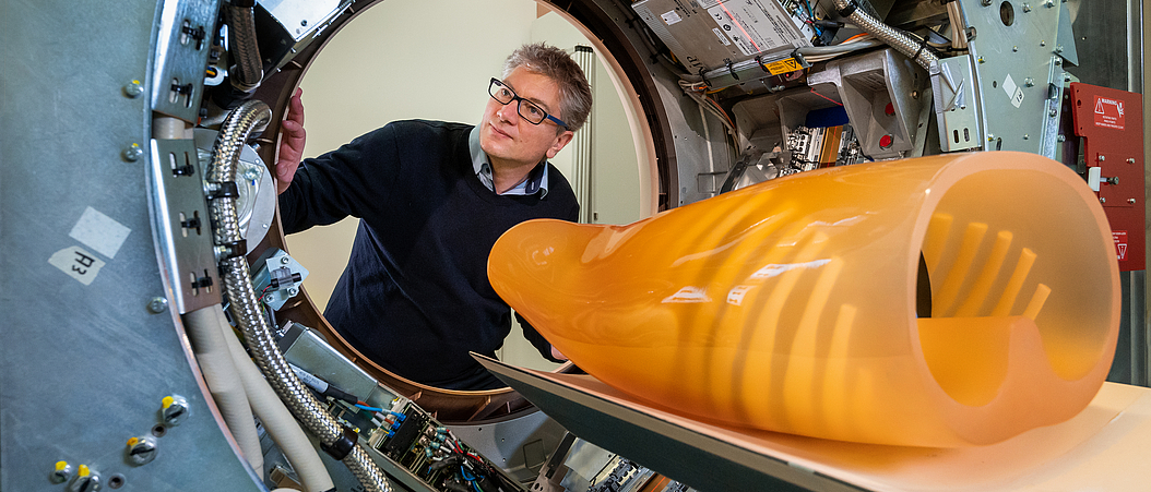 Acting Director des MIBE Prof. Dr. Franz Pfeiffer mit dem neuentwickelten Dunkelfeld-Computertomographen. Bild: Astrid Eckert (TUM) Acting Director des MIBE Prof. Dr. Franz Pfeiffer mit dem neuentwickelten Dunkelfeld-Computertomographen. Bild: Astrid Eckert (TUM)
