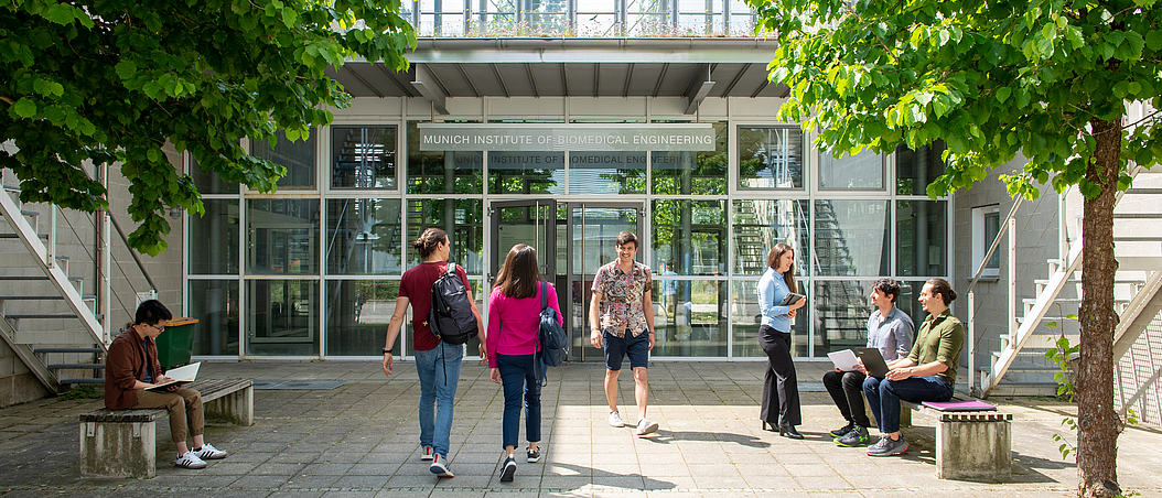 Students at the main entrance of the Munich Institute of Biomedical Engineering Image: Uli Benz / TUM
