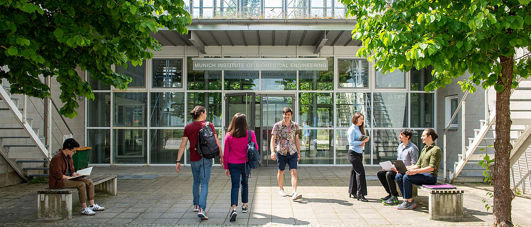 Studierende am Eingang des Munich Insitute of Biomedical Engineering Bild: Uli Benz / TUM