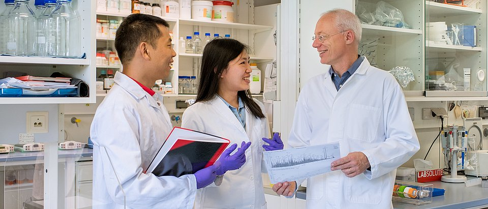 Bioanalyst Professor Bernhard Küster (right side) in the laboratory together with two researchers.