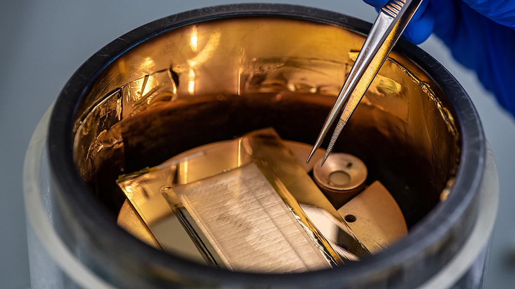 Für die leitfähigen Strukturen wird unter Hochvakuum eine dünne Lage Gold auf das 3D-gedruckte Gerüst aufgebracht. Bild: Andreas Heddergott / TUM