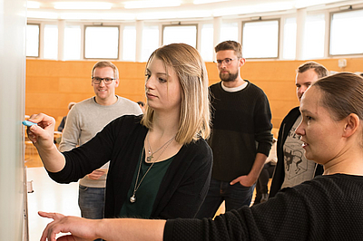 Julia Herzen, Professor of Biomedical Imaging Physics at TUM (right) and first author Kirsten Taphorn. Image: Astrid Eckert / TUM