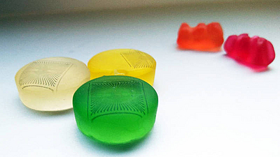 Microelectrode arrays on gelatin: A team surrounding Professor Wolfrum has successfully printed sensors on gummi candy. Image: N. Adly / TUM