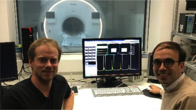 Dimitrios Karampinos and his PhD student Dominik Weidlich with the research MRI scanner at Klinikum rechts dar Isar.