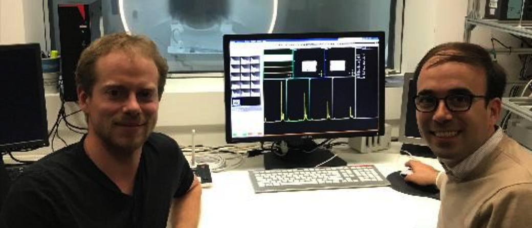 Dimitrios Karampinos and his PhD student Dominik Weidlich with the research MRI scanner at Klinikum rechts dar Isar.