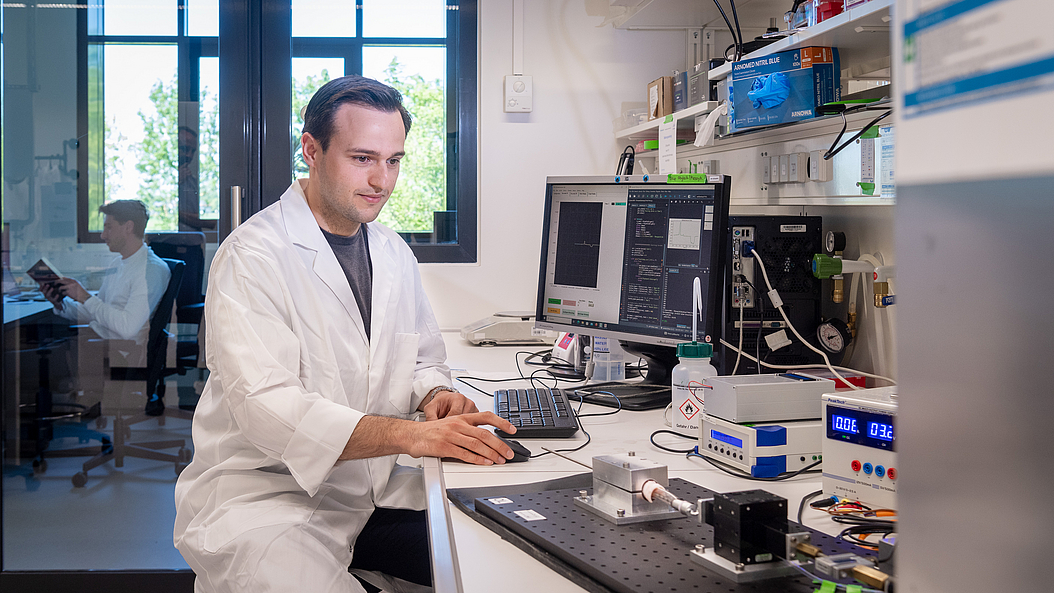 The researchers are developing coatings for intubation tubes to prevent tissue damage. Here they are testing the coating in the laboratory. Image: Andreas Heddergott / TUM