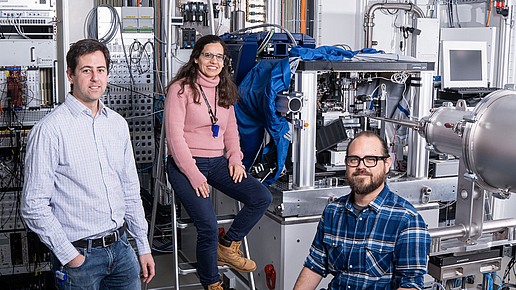 Dr. Mirko Holler, Dr. Ana Diaz, Dr. Manuel Guizar-Sicairos, Teil des Forschungsteams. Bild: Paul Scherrer Institut / Forschende haben Kontrastmittel für die Computertomographie auf zellulärem Level mittels Ptychographie untersucht. Von links nach rechts: Dr. Mirko Holler, Dr. Ana Diaz, Dr. Manuel Guizar-Sicairos, Teil des Forschungsteams. Bild: Paul Scherrer Institut / Mahir Dzambegovic