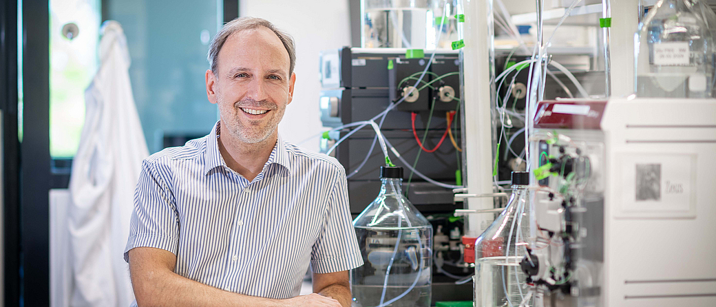 Oliver Lieleg, Professor of Biopolymer Materials at TUM, and his team develop mucin-based materials for medical applications. 
