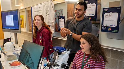 Jelly brain surgery, swelling tiny objects with water and using your mind to control computer games – the Neuroelectronics group, the student club NeuroTUM, and many more groups at MIBE presented their projects to the public at the Open House.