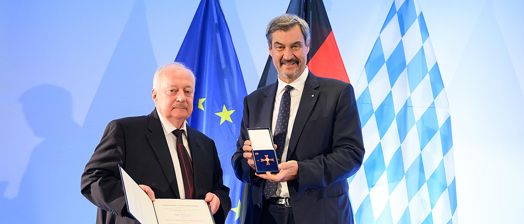 Prof. Axel Haase (links) und Ministerpräsident Dr. Markus Söder bei der Überreichung des Bundesverdienstkreuzes.