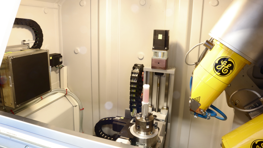 View inside the shielding hutch of microCT  “the vltomelx”with the X-ray area detector to the left, a sample in the middle and two X-ray tubes to the right.  Image: Klaus Achterhold / TUM