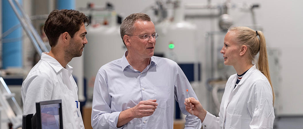 Prof. Michael Sattler, Principal Investigator an der MSB, im Gespräch mit Doktorandin Clara Hipp und Post-Doktorand Florent Delhommel. Prof. Michael Sattler, Principal Investigator an der MSB, im Gespräch mit Doktorandin Clara Hipp und Post-Doktorand Florent Delhommel.