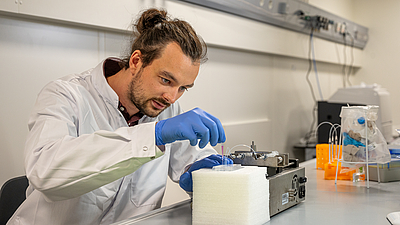 Doctoral candidate Phlipp Harder produces thousands of new microrobots in the lab. Image: Astrid Eckert / TUM